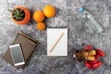 Spor beslenme ve egzersiz katlama. Çalışma ve eğitim kombinasyonu.