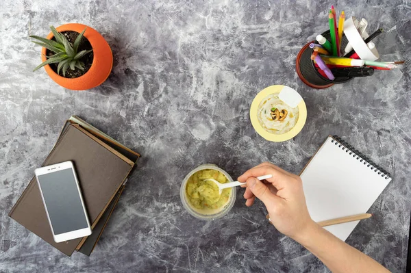 Een man roert eten in een kom. Hand en lepel. Om te eten aan de kantoortafel. — Stockfoto