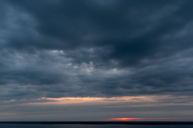 Nehrin üzerindeki kasvetli gökyüzü. Nehrin üzerinde kasvetli şafak.