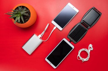 Elektrik bankası ve güneş paneli. Akıllı telefonlar şarj ediliyor.