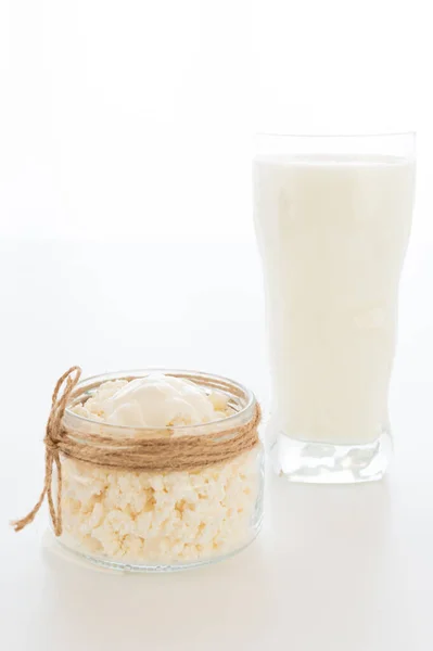 Glas Milch Und Hausgemachter Käse Glas Frische Hausgemachte Milchprodukte Vertikaler — Stockfoto