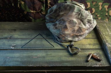 Uzman askeri güçler. Sivrisinek ağında insan kafatası ve bere. Özel tim. Üst.