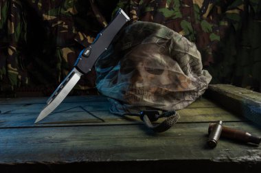 Büyük bir ordu bıçağı ve kafatası. Askeri tesis. Askeri kavram.