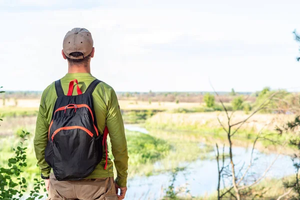 Een Jongeman Staat Bij Rivier Jonge Toerist Met Rugzak Bij — Stockfoto