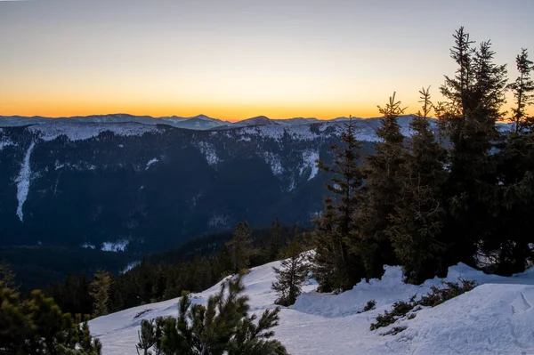 夕阳西下。多雪的山地松了一口气.群山的尖峰. — 图库照片