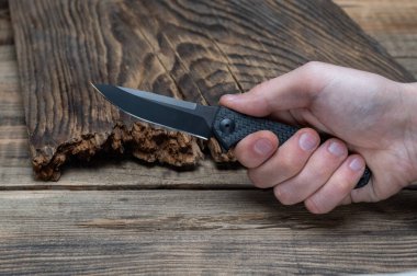 Bıçak elinize kenetlendi. Bıçakla vurulmuş. Bıçakla bıçaklanmış. Ön görünüm.