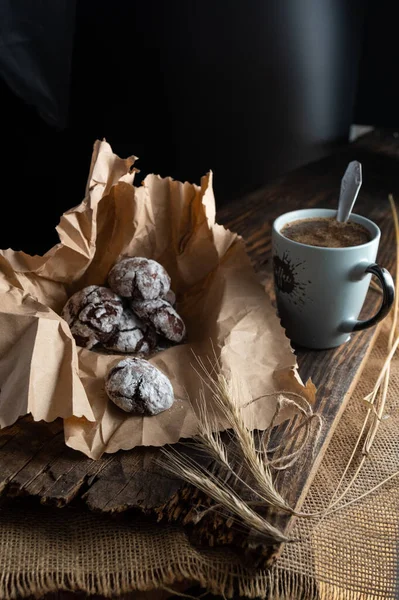 Chocolate chip cookies and a mug of hot coffee. Brownie cookies and coffee. A mug of coffee with a spoon. — Stock Photo, Image