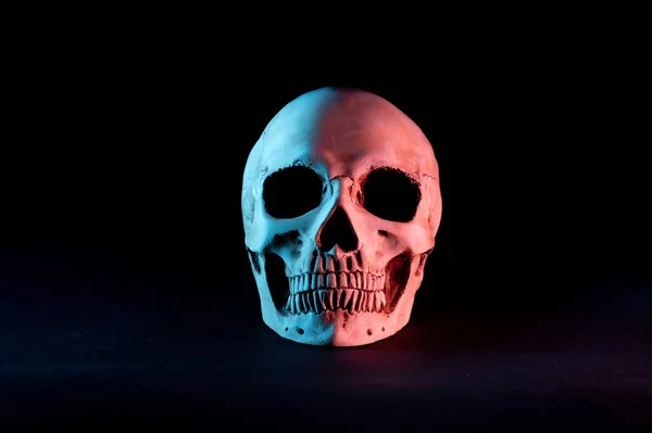 Menschlicher Schädel Auf Schwarzem Hintergrund Totenkopf Mit Blauer Und Roter — Stockfoto