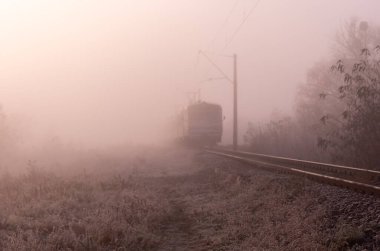 Sisin içinde trene binmek. Sisin içinden tren geçiyor..