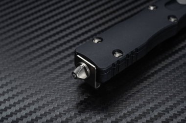 Bıçağın arkasını yakın çekim. Çakının arkasındaki kümes hayvanı..