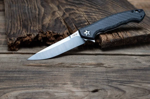 Kyiv, Ukrayna - Sıfır Tolerans 0452CF Sinkevich bıçağı ahşap zemin üzerinde.