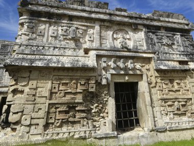 Edificio de las Monjas, Chichen Itza (Rahibe Binası), geometrik tasarımları, yağmur tanrısı Chaac 'ın maskeleri ve hiyeroglifleri içeren güzel bir binadır.