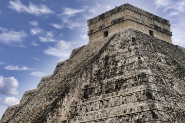 Kukulkan Piramidinin (Chichen Itza Mexico) kenarında, ekinokslar sırasında, piramidin oluşturduğu gölge merdivenlerden inen bir yılan illüzyonu yaratır.