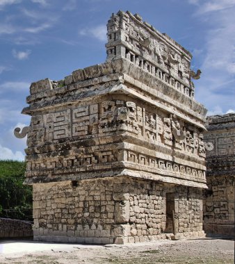 Kilise (La iglesia), Meksika 'da Chichen Itza' daki Monjas kompleksi yakınlarında bulunan bir binadır.