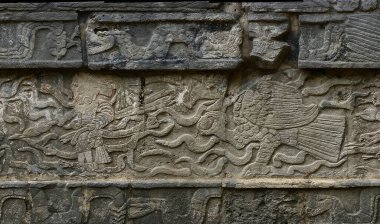 Meksika 'daki Chichen Itza' nın ünlü Maya arkeolojik kompleksinin binalarını süsleyen büyüleyici Maya heykelleri.