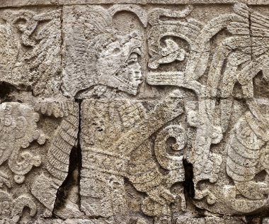 Meksika 'daki Chichen Itza' nın ünlü Maya arkeolojik kompleksinin binalarını süsleyen büyüleyici Maya heykelleri. 