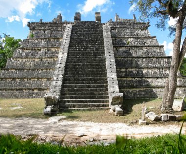 Ossuary (Başrahip Tapınağı) Chichen Itza 'da dokuz basamaklı ve her iki tarafında merdiven bulunan bir piramittir.