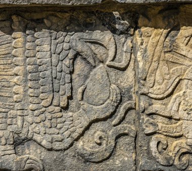 Meksika 'daki Chichen Itza' nın ünlü Maya arkeolojik kompleksinin binalarını süsleyen büyüleyici Maya heykelleri.