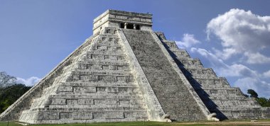 Kukulkan Piramidi (El Castillo), Chichen Itza (Meksika) 'nın ikonik piramidi olup, tepesinde tanrı Kukulkan' a adanmış bir tapınaktır.