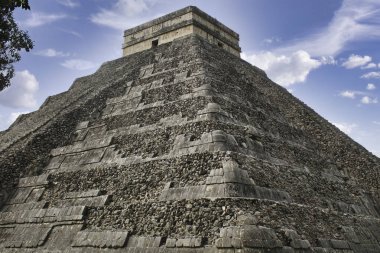 Kukulkan Piramidi (El Castillo), Chichen Itza (Meksika) 'nın ikonik piramidi olup, tepesinde tanrı Kukulkan' a adanmış bir tapınaktır.