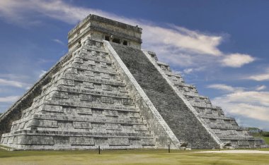 El Castillo olarak da bilinen Kukulkan Piramidi, Meksika 'daki Chichen Itza arkeolojik alanındaki en ikonik yapıdır.