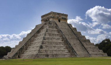 Kukulkan Piramidi (El Castillo), Chichen Itza (Meksika) 'nın ikonik piramidi olup, tepesinde tanrı Kukulkan' a adanmış bir tapınaktır.