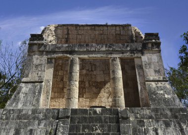 Sakallı Adam Tapınağı (Templo del Hombre Barbado) Chichen Itza 'nın en gizemli yapılarından biridir. Adı, içinde sakallı bir adamı temsil eden bir heykel bulunan bir heykelden geliyor. 