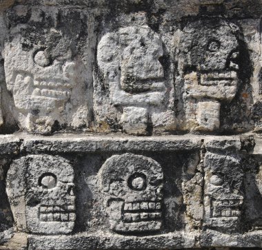 Chichen Itza 'nın (Yucatan, Meksika) Tzompantli (kafatasları duvarı) yenilmiş veya kurban edilmiş düşmanların kafataslarını halka göstermek için kullanılan bir yapıdır. 