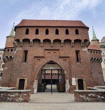 Barbakan Krakowski olarak bilinen Krakw Barbican, kentin son kalan ortaçağ kalelerinden biri ve tarihi bir kaledir. 1498 civarında inşa edilmiş., 