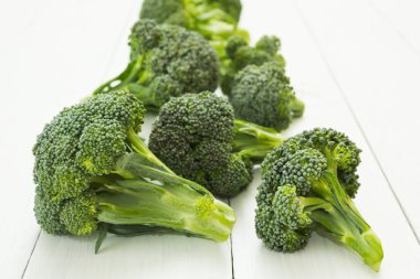 Beyaz masa üzerinde taze brokoli.