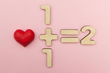 Aşk matematik. Bir artı bir eşittir 2 ve kalp.