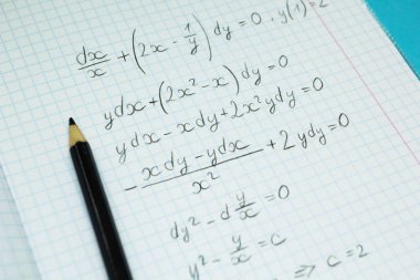Matematiksel örnekler ve hesaplamalar dersler için bir defter. Bilim ve eğitim.