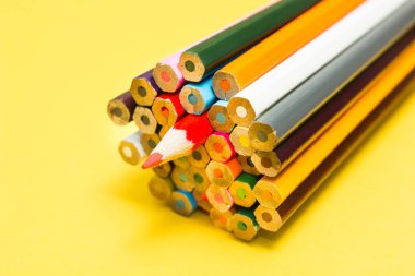 Parlak arka plan çok renkli kalemler