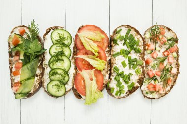 Ev yapımı vejetaryen sandviç beyaz zemin üzerinde bir dizi. Üstten Görünüm, düz kompozisyon.
