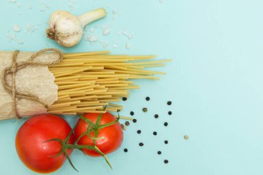 İtalyan makarna malzemeler turkuaz bir arka planda Üstten Görünüm alanı kopyalayın.