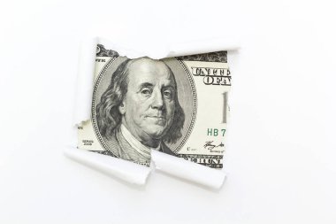 Beyaz arka plan rüptürü içinde bir yüz dolarlık banknot. Beyaz bir arka plan delik. Gizli para, vergi kaçırma. Yolsuzluk ve dolandırıcılık. Suç para.