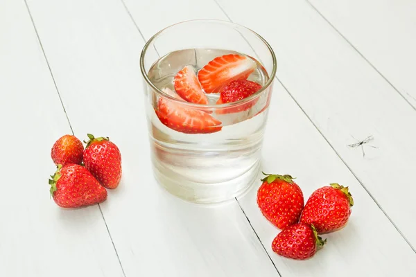 在浅白的桌子上的草莓水 健康的生活方式 新鲜饮料 — 图库照片