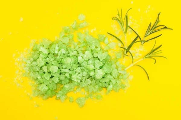 Gröna Örtbad Salt Med Rosmarin Gul Bakgrund — Stockfoto