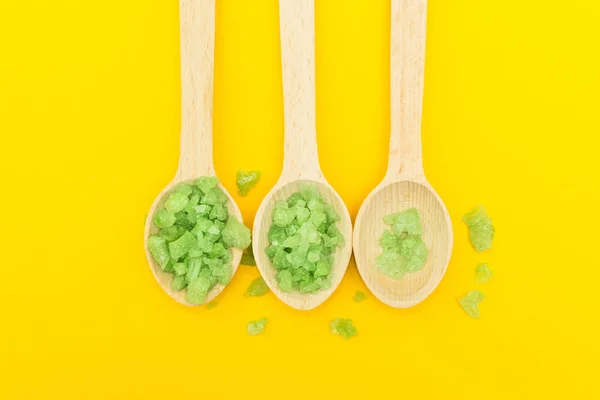 Conceito Alternativo Saúde Sal Verde Três Colheres Madeira Fundo Amarelo — Fotografia de Stock