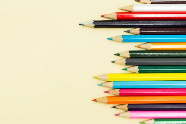 Veelkleurige Potloden Een Pastel Gele Achtergrond Ruimte Voor Tekst — Stockfoto