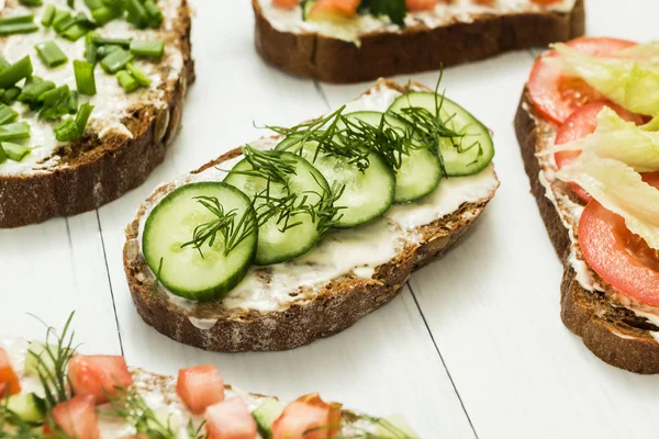 Sortiment Sandvișuri Vegetariene Legume Brânză Masă Albă Focalizare Selectivă — Fotografie, imagine de stoc