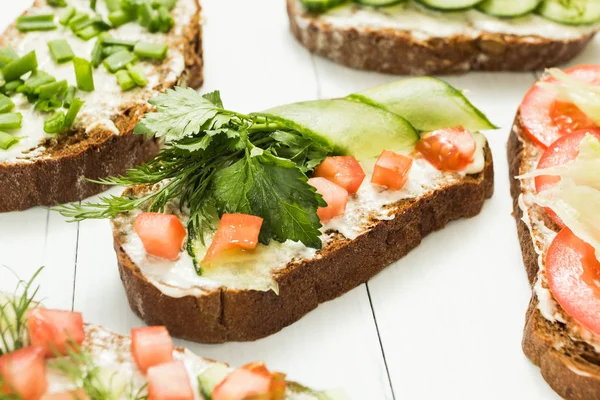 Sortiment Sandvișuri Vegetariene Legume Brânză Masă Albă Focalizare Selectivă — Fotografie, imagine de stoc