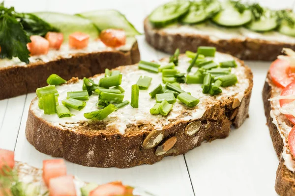 Aperitivo Sandwiches Vegetarianos Una Mesa Blanca — Foto de Stock
