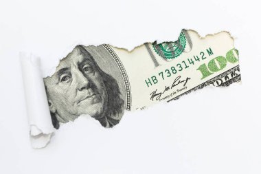 Benjamin Franklin 'in portresi beyaz arka plandaki boşlukta (delik) 100 dolarlık banknotun üzerinde. Kirli para, yasadışı gelir. Suçlu parası.