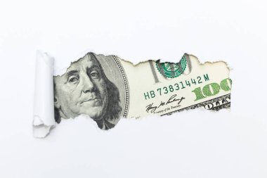 Beyaz arka plan rüptürü içinde bir yüz dolarlık banknot. Beyaz bir arka plan delik. 
