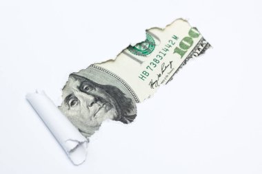 Benjamin Franklin portre yüz dolar bill boşluğu (deliği) beyaz bir arka plan. Kirli para, vergi kaçırma.