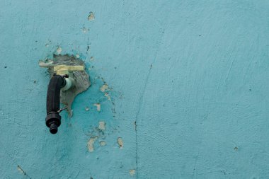 Mavi duvar çatlaklar ile eski bir arka plan üzerinde eski su dokunun.