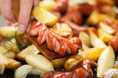 El, bir tahta spatula yüksek kalorili ve yağlı yemek dökülen. Yatay görüntü.