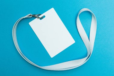 Boş rozet veya kimliği geçmek üzerinde izole mavi arka plan, kırpma yolu dahil