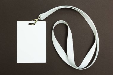 Boş rozet veya Id pass üzerinde izole kahverengi arka plan, metin için boş yer.